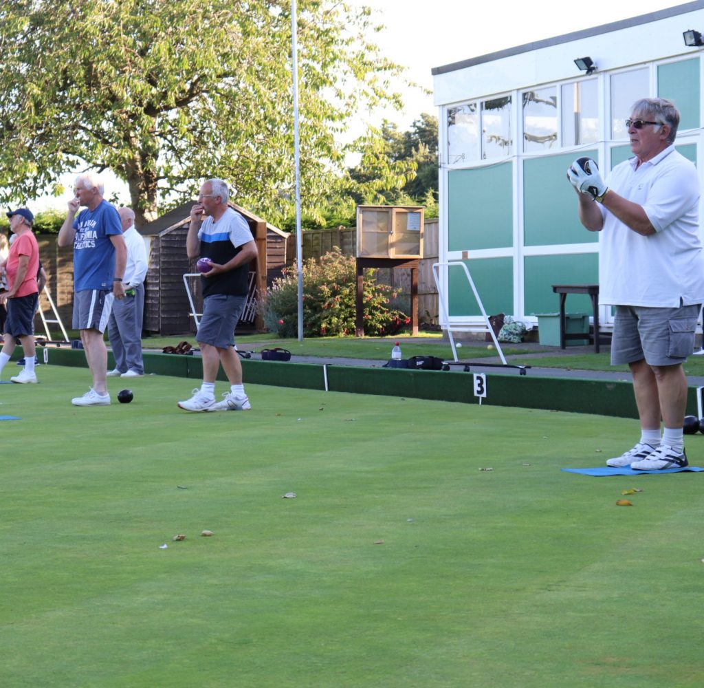 Men-bowling-from-Clubhouse-end-2